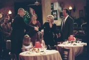So viel Organisationstalent hätte Cheryl (Courtney Thorne-Smith, 2.v.r.) ihrem Mann Jim (Jim Belushi, r.) gar nicht zugetraut. Nicht nur Dana (Kimberly Williams-Paisley, 2.v.l.) und ihre engsten Freunde sind auf ihrer Überraschungsparty, sondern auch Football-Spieler Brian Urlacher (l.) ist als Gast da ...