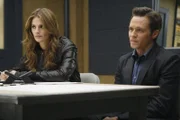 Kate Beckett (Stana Katic, l.) und ihr Kollege Kevin Ryan (Seamus Dever, r.) nehmen einen Verdächtigen in die Mangel ...