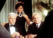 Dr. Mark Sloan (Dick Van Dyke, l.) und seine junge Partnerin Amanda (Victoria Rowell, M.) helfen dem Spielbankbesitzer Ridland (Ken Kercheval, r.) ...