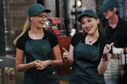 Der Umsatz ihres Fensterverkaufs soll gesteigert werden. Dazu muss eine Kaffeemaschine her, doch Caroline (Beth Behrs, l.) und Max (Kate Dennings, r.) fällt es schwer, diese zu bedienen. Ein Crashkurs bei Starbucks soll weiterhelfen ...