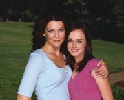 (4. Staffel) - Aufregende Zeiten warten auf Lorelai (Lauren Graham, l.) und Rory (Alexis Bledel, r.) ...