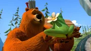 Grizzy glaubt, seine Bärenfrau sei in einen Frosch verwandelt worden und möchte diese Verwandlung schnellstmöglich rückgängi machen. Deshalb liest er in den Märchenbüchern des Rangers nach, was er tun kann. Grizzy glaubt, seine Bärenfrau sei in einen Frosch verwandelt worden und möchte diese Verwandlung schnellstmöglich rückgängi machen. Deshalb liest er in den Märchenbüchern des Rangers nach, was er tun kann.