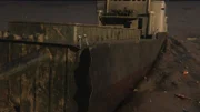 Wrack der Lucona: Das trockengelegte Wrack der Lucona zeigt das im Schlamm eingegrabene Heck des Schiffes und Bombenschäden an den Seitenwänden. Das Schiff wurde im Januar 1977 durch eine Zeitbombe versenkt, die der österreichische Geschäftsmann Udo Proksch an Bord platziert hatte. (National Geographic für Disney)
