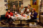 (3. Staffel) - Das Leben von Leonard (Johnny Galecki, 2.v.l.), Sheldon (Jim Parsons, 2.v.r.), Rajesh (Kunal Nayyar, r.) und Howard (Simon Helberg, l.) wird völlig auf den Kopf gestellt, als die junge, hübsche Penny (Kaley Cuoco, M.) in ihr Dasein tritt ...