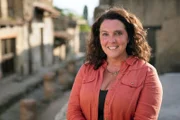 Bettany Hughes erkundet die Strassen des alten Pompejis