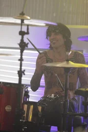 Die Band 'Mötley Crüe' mit Tommy Lee am Schlagzeug spielt in dem Nachtclub 'The Lab', der im Mittelpunkt einer Mordermittlung steht.