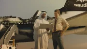 REENACTMENT - Ermittler (gespielt von Martin Sims und Farid Yazdani) treffen auf dem Riyahd International Airport in Saudi-Arabien ein, um das schwelende Wrack des Saudia-Flugs 163 zu untersuchen. Sie suchen nach Beweisen für die Ursache des Feuers, bei dem alle 301 Menschen an Bord ums Leben kamen.