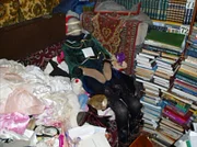 mumifizierter Körper in einer Wohnung, der wie eine Puppe verkleidet ist