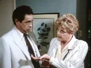 Jessica Fletcher (Angela Lansbury) und Lt. Caceras (Reni Santoni) ermitteln im Hotelzimmer der ermordeten Loretta Lee.