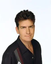 Charlie Harper ist ein ziemlich erfolgreicher Produzent von Werbespots und Jingles. Als sein Bruder samt Sohn bei ihm einzieht, beginnt das Chaos ...