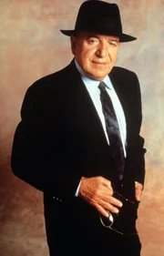Theo Kojak (Telly Savalas) verrichtet die Polizeiarbeit mit Begeisterung. Dabei interpretiert er den Gesetzestext großzügig und verlässt den ausgetretenen Pfad der Vorschriften öfter als seinen Vorgesetzten lieb ist ...