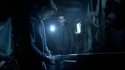 Scott (Tyler Posey, li. ) und Derek (Tyler Hoechlin) entdecken den Kühlschrank in dem Isaac gefangen gehalten werden sollte...