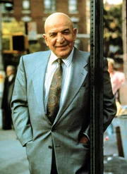 Um einen Fall zu klären, lässt Lt. Theo Kojak (Telly Savalas) seine Leute schon mal als Handwerker, Taxifahrer oder Blumenboten agieren und setzt sie als Lockvögel oder Geiseln Gefahren aus ...