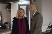 Isabel von Brede (Sabine Postel, l.); Marco Sladic (Simon Licht, r.)