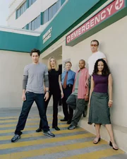 (1. Staffel) - Das Team des Sacred Heart Hospitals: John Dorian (Zach Braff, l.), Elliot (Sarah Chalke, 2.v.l.), Dr. Bob Kelso (Ken Jenkins, 3.v.l.), Turk (Donald Faison, 3.v.r.), Dr. Phil Cox (John C. McGinley, 2.v.r.) und Carla Espinosa (Judy Reyes, r.) ...