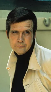 Der Astronaut Colonel Steve Austin (Lee Majors) wird bei einem Testflug lebensgefährlich verletzt. Nach einer 6 Mio. teuren Operation des Geheimdienstes ist er halb Mensch, halb Maschine und arbeitet in geheimer Mission. Er ist der "Sechs Millionen Dollar Mann".
