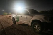 Ein Fahrzeug der Grenzpolizei parkt auf einer Straße in der Nähe der Grenzmauer im Rio Grande Valley, Texas. (National Geographic)