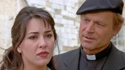 Don Matteo (Terence Hill, r.) versucht Roberta (Karin Proia) gut zuzureden, damit sie der Polizei die Wahrheit sagt.   Verwendung nur in Verbindung mit der Programmkommunikation. Jede andere Nutzung ist untersagt.