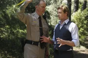 Als auf einem Waldweg nahe einer Kleinstadt ein Fahrer eines Lieferwagens die Leiche einer erstochenen jungen Frau findet, wird Patrick Jane (Simon Baker, r.) hinzugezogen. Gemeinsam mit dem Sheriff (Michael O'Neill, l.) will er den Fall lösen ...