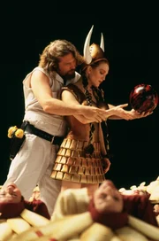 Jeff Lebowskis (Jeff Bridges, l.) hat eine bl&uuml;hende Phantasie und tanzt dabei mit Maude Lebowksi (Julianne Moore, r.) ...