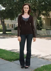 (6. Staffel) - Rory Gilmore (Alexis Bledel) lebt gemeinsam mit ihrer Mutter in Stars Hollow, einer Kleinstadt, in der getratscht wird, was das Zeug hält - insbesondere nachdem bei dem Mutter-Tochter-Gespann Eiszeit herrscht ...