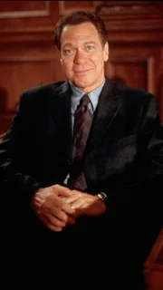 Die Spur der Tatwaffe konnte bis zu Vegas Manager Arthur Cahill (Joe Piscopo) zurück verfolgt werden - der natürlich behauptet, jeder hätte die Waffe nehmen können.