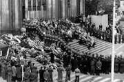 Der Tod von Altbundeskanzler Konrad Adenauer markiert endgültig das Ende der Nachkriegszeit. (Archivfoto, Köln nahm Abschied von Konrad Adenauer Blick auf das Südportal des Kölner Doms, als Offiziere der Bundeswehr Kränze heraustragen. Mit einem Pontifikal-Requiem im Hohen Dom zu Köln nahmen an diesem Tag hohe Politiker und Staatsmänner aus aller Welt, sowie eine sehr große Trauergemeinde Abschied von Konrad Adenauer. Nach den Trauerfeierlichkeiten brachte ein Schnellboot der Bundesmarine den Sarg Adenauers nach Rhöndorf, wo er auf dem Waldfriedhof im engen Familienkreis beigesetzt wurde.)
