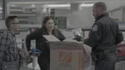 CBP-Beamter McCants durchsucht in Atlanta die Habseligkeiten eines Passagiers auf der Suche nach Schmuggelware oder Verstößen gegen die Landwirtschaft. (National Geographic)