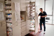 hr-fernsehen AKUTSTATION PSYCHIATRIE – SUIZIDGEDANKEN, Eine Reportage von Katrin Wegner, am Montag um 21:00 Uhr. Ein Pfleger stellt Medikamente zusammen. Das Foto kann für alle "Akutstation Psychiatrie"-Folgen genutzt werden.