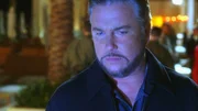 Im Pool, der offenbar unter Strom gesetzt wurde, treibt eine Leiche. Gil (William Petersen) ermittelt.