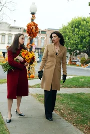 Ein besonders anstrengendes Thanksgiving wartet auf Rory (Alexis Bledel, l.) und Lorelai (Lauren Graham, r.), denn sie müssen gleich vier Einladungen gerecht werden ...
