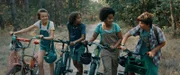 Von links: Ella (Cécile Enthoven), Felix (Junes Callaert), Noor (Maja Azila) und Sammy (Arthur Hermans) sind mit den Fahrrädern unterwegs.