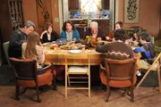 Die Hecks (Atticus Shaffer, r., Charlie McDermott, vorne r., Eden Sher, vorne l., Neil Flynn, l., Patricia Heaton, 2.v.l.) sind an Thanksgiving zu Gast bei Frankies Eltern Pat (Marsha Mason, 3.v.l.) und Tag (Jerry Van Dyke, 4.v.l.). Auch Frankies Schwester Janet (Molly Shannon, 3.v.r.) ist mit ihrer Tochter Lucy (Marlowe Peyton) gekommen ...