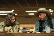 Der Fremde in der Bar (Sam Elliott, r.) findet Jeff Lebowskis (Jeff Bridges, l.)