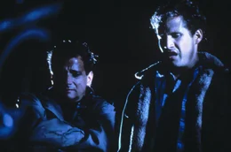Allen (Ron Palillo, l.) und Tommy (Thom Mathews, r.) betrachten die halbverweste Leiche Jasons. Viel Zeit haben sie dazu nicht ...