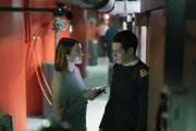 Amy (Suranne Jones) befragt Simon Hadlow (Connor Swindells) an Bord der "Vigil".