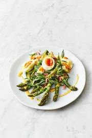 Spargel und Bio-Eier mit Dressing.