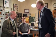 L-R: Dr. John Sturgis (Wallace Shawn), Sheldon Cooper (Iain Armitage), Dr. Linkletter (Ed Begley Jr.)