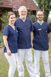 Kleintierklinik Wasbek: Dr. med. vet. Hanja Frahm, Dr. med. vet. Johannes Frahm, Dr. med. vet. Michael Frahm (r.) Kleintierklinik Wasbek: Dr. med. vet. Hanja Frahm, Dr. med. vet. Johannes Frahm, Dr. med. vet. Michael Frahm (r.)