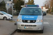 Gewalt in der Familie, Drogenhandel, Diebstahl: Der Polizei-Alltag in Berlin ist hart und oft gefährlich. "Auf Streife - Berlin" zeigt echte Hauptstadt-Polizisten bei ihrer Arbeit - Tag und Nacht, zwischen Touristen und Obdachlosen, in Villenvierteln und Problemkiezen ...