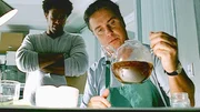 Warrick (Gary Dourdan, l.) beobachtet Gil (William Petersen) beim Kochen von Stechapfeltee - einer Droge, die Halluzinationen auslöst. Warrick (Gary Dourdan, l.) beobachtet Gil (William Petersen) beim Kochen von Stechapfeltee - einer Droge, die Halluzinationen auslöst.