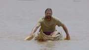 Hazen in seinem Boot beim Paddeln im Rahmen des Bootsrennens.