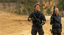 Dan Forester (Chris Pratt, l.); Emmy Forester (Betty Gilpin, r.)