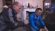Lothar hat den Tod seiner Ex-Frau noch nicht verarbeiten können, ihm fällt es schwer den Haushalt aufzulösen. Trödelexperte Mauro Corradino (re.) will die Familie dabei unterstützen.