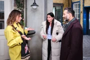 Ferhat (Mehmet Kucak) ist erleichtert, dass Britta (Tabea Heynig, l.) in die Schranken gewiesen wird. In der Mitte Sina (Valea Scalabrino)
