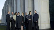 Von links: Detective Odafin Tutuola (Ice-T), Captain Donald Cragen (Dann Florek), Dr. Melinda Warner (Tamara Tunie), Dr. George Huang (B. D. Wong), ADA Casey Novak (Diane Neal), Detective John Munch (Richard Belzer), Detective Olivia Benson (Mariska Hargitay) und Detective Elliot Stabler (Christopher Meloni), 8. Staffel