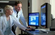 Dr. Kai Hoffmann (Julian Weigend) sieht sich mit Dr. Kathrin Globisch (Andrea Kathrin Loewig) die Aufnahmen des Patienten Schultheis an. Jens Schultheis ist leitender Ingenieur bei Auslandsprojekten, unter anderem auch in Krisengebieten. Während Kathrin an einen normalen Unfall glaubt, vermutet Kai andere Ursachen für den Unfall.