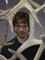 (2. Staffel) - Dank eines ehemaligen Freundes und Kollegen ist auch Wills (Hugh Dancy) Vergangenheit mit Blut befleckt. Wird ihm jemals jemand seine skurrilen Geschichten glauben?