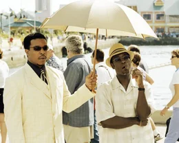 Henri Moor&eacute; (Don Cheadle, r.)