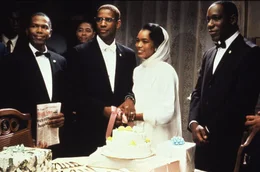 1958 lernt Malcolm X (Denzel Washington, Mitte) seine zuk&uuml;nftige Ehefrau kennen. Er und Betty (Angela Bassett) heiraten in einer kleinen privaten Zeremonie.
